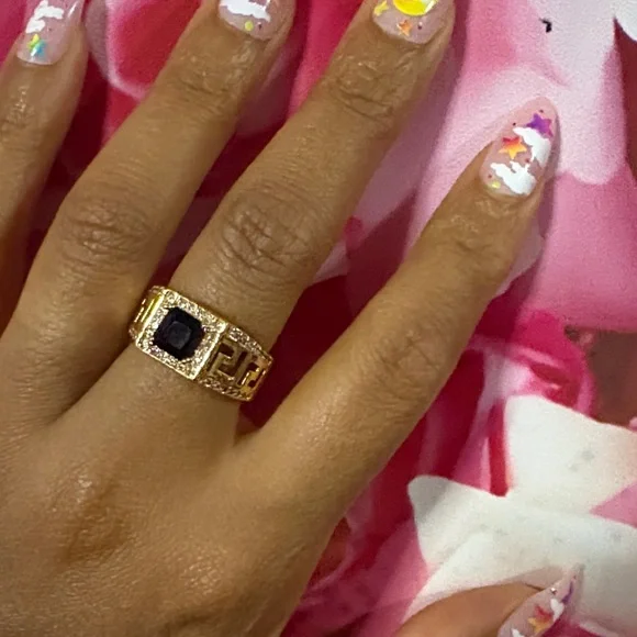 Elegant Gold Ring with Black Gemstone - Picture 4 of 15